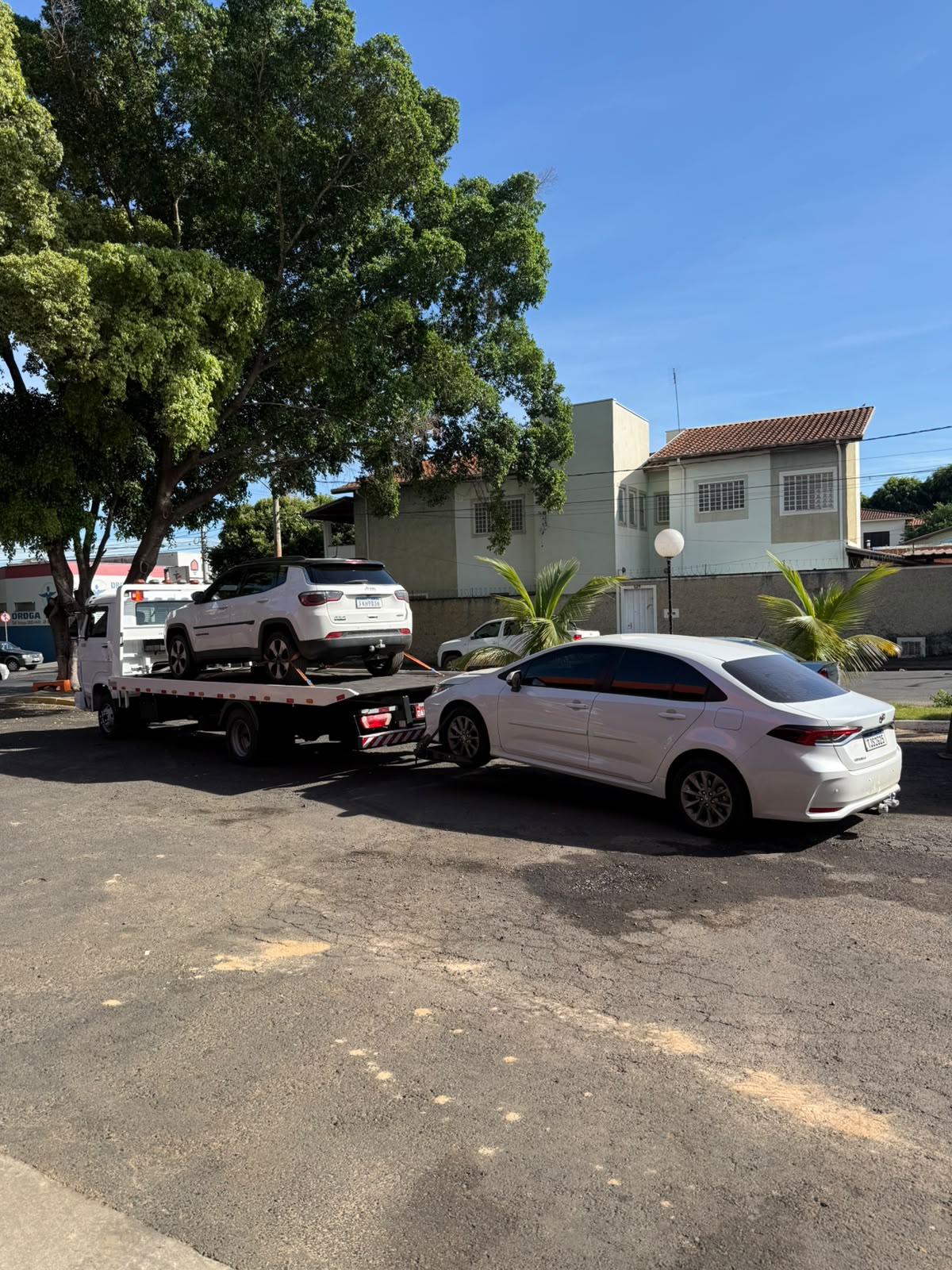 Guincho com Jeep Compass e Toyota Corolla em Mococa