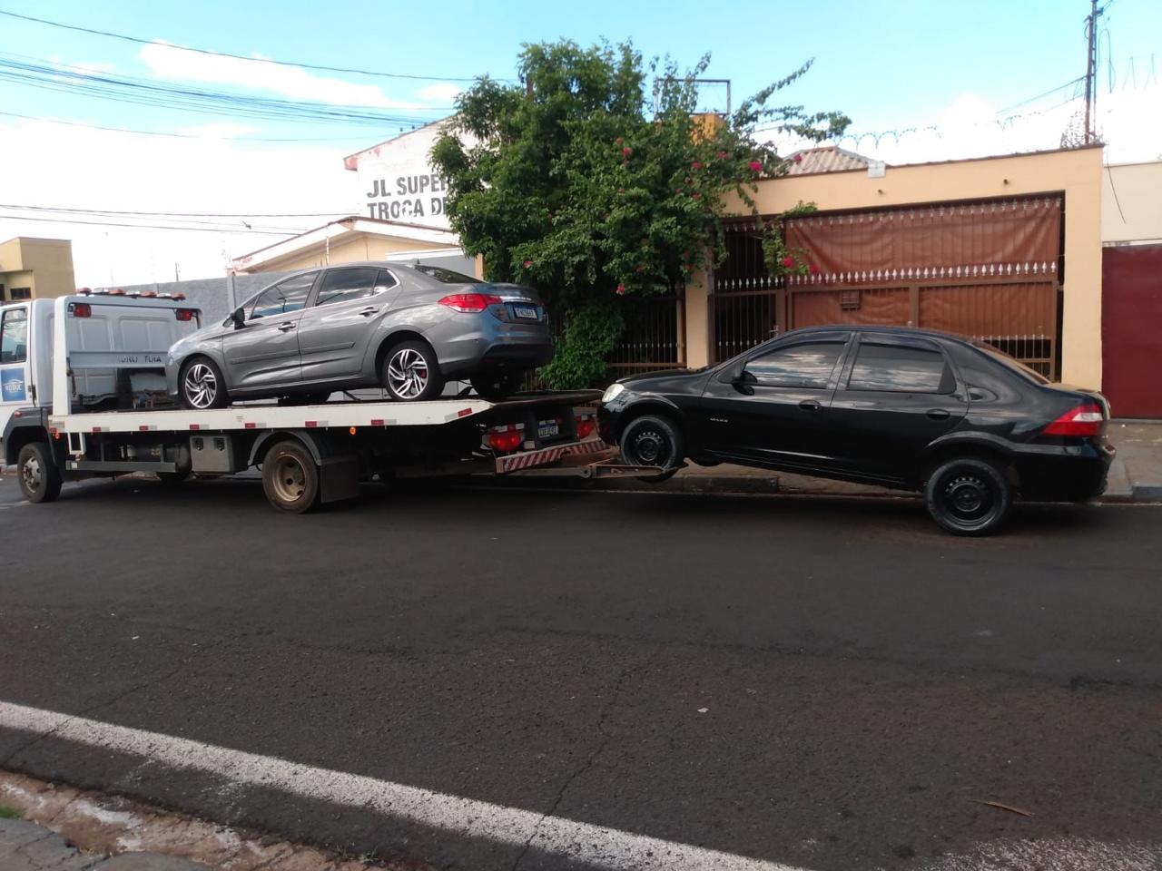 Guincho transportando dois veículos em Mococa